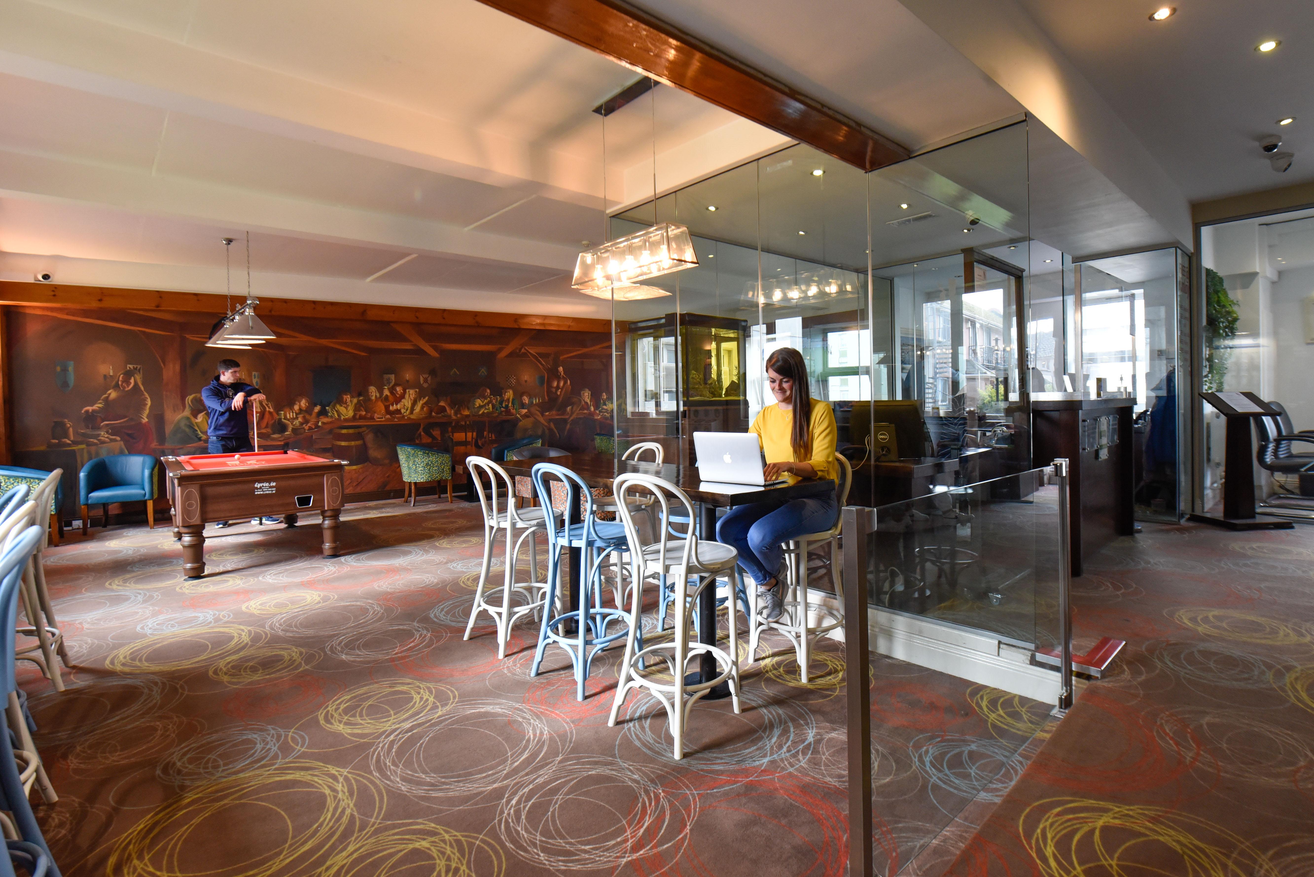 Kinlay Hostel Eyre Square Galway Bagian luar foto