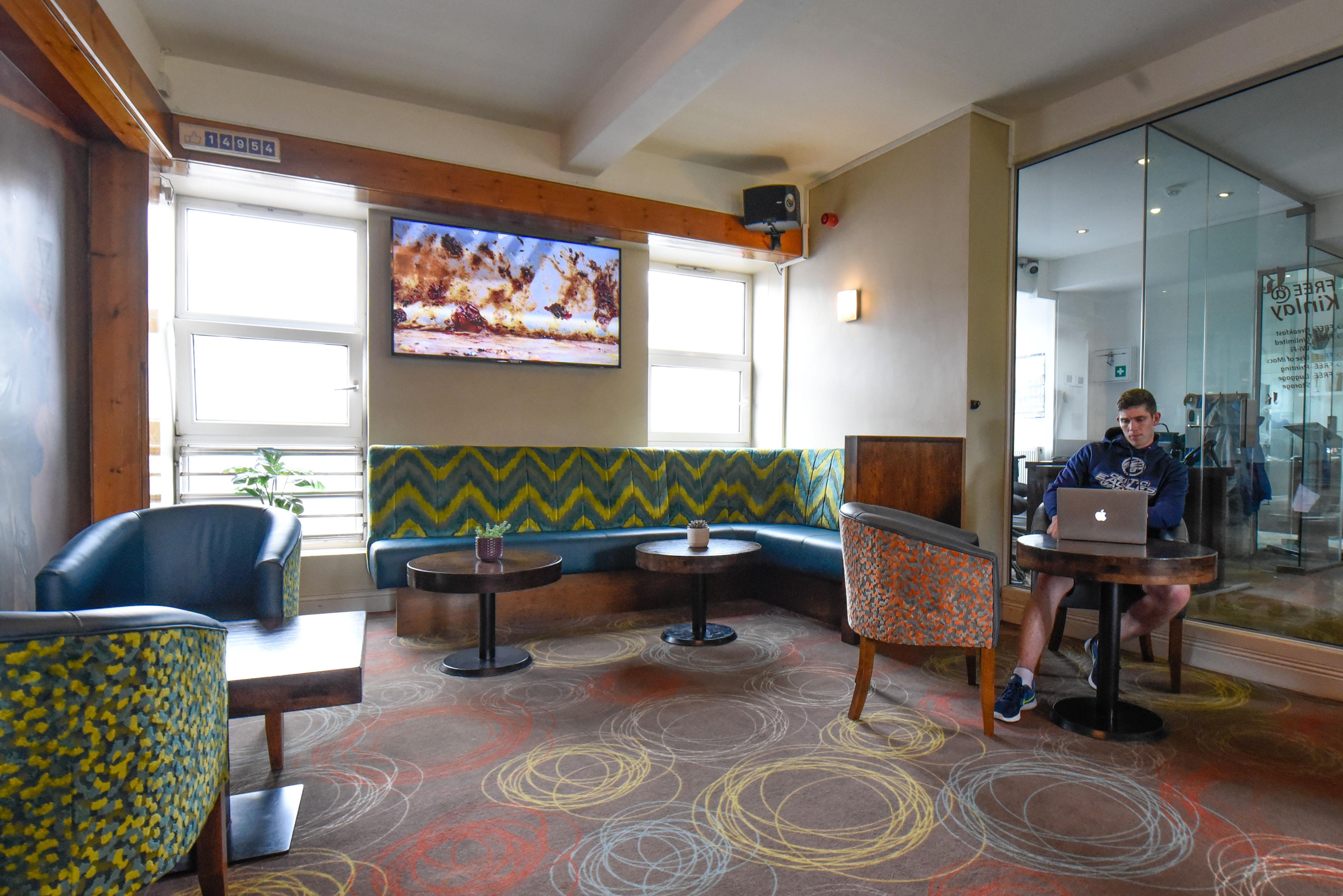 Kinlay Hostel Eyre Square Galway Bagian luar foto