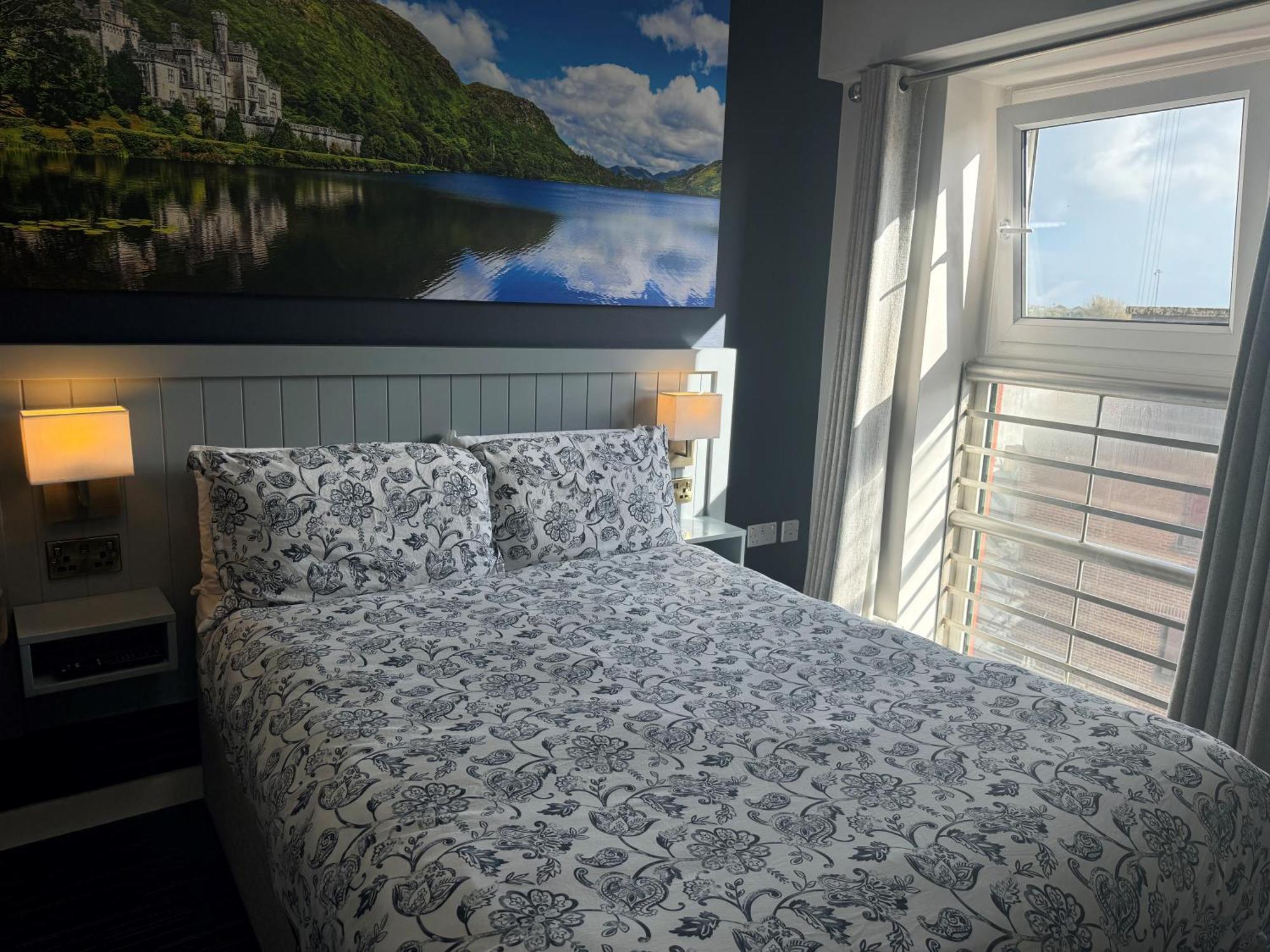 Kinlay Hostel Eyre Square Galway Bagian luar foto